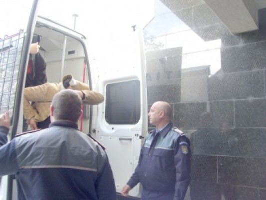 Mai mulţi bărbaţi condamnaţi la închisoare se ascundeau în casele prietenilor